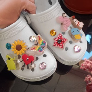 การ์ตูนกระดิ่ง อะนิเมะ Jibbitz Glow In The Dark Sunflower Jibits Croc Charm Bad Bunny Shoe Charms Psyduck LED Jibits Crocks สําหรับผู้หญิง อุปกรณ์เสริมตกแต่งรองเท้า