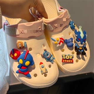 CROCS เครื่องประดับ จี้รูปการ์ตูนนักบินอวกาศ Kaws Bow Jibits Charm Sesame Street เหมาะกับตกแต่งรองเท้า สําหรับผู้หญิง