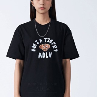 【พร้อมส่ง】ADLW เสื้อยืดแขนสั้น คอกลม พิมพ์ลายเสือน้อย แฟชั่นฤดูใบไม้ร่วง สําหรับคู่รัก