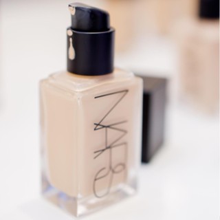 Nars คอนซีลเลอร์ รองพื้น เนื้อลิขวิด ทรงสี่เหลี่ยม ให้ความชุ่มชื้น 30 มล.