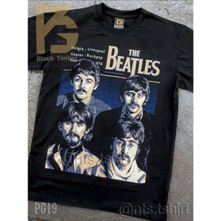 เสื้อยืดคอกลมPG 19 The Beatles John Lennon Premium Grade T-shirt เสื้อยืด สกรีนแน่น ไม่หลุดร่อน ผ้าหนานุ่ม ไม่หดไม่ย้วย