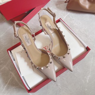 Valentino รองเท้าส้นเข็ม หัวแหลม ประดับหมุด สีนู้ด 12428