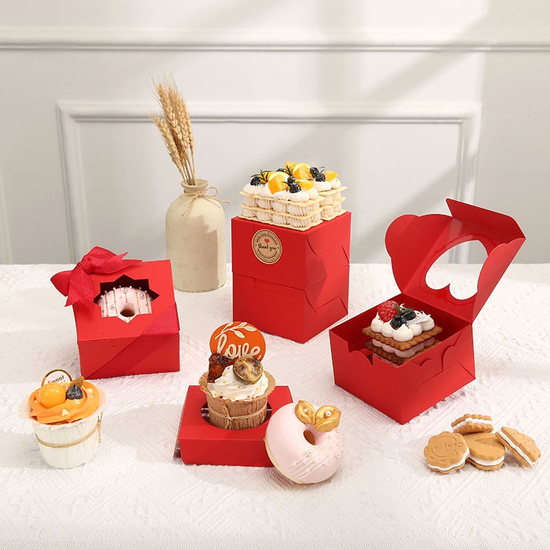 กล่องกระดาษหน้าต่างหัวใจ ขนาด 10*10*6.5cm แพ็คละ 10ใบ ใส่คุกกี้ เค้กจิ๋ว mini cake