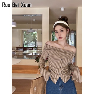 RUO BEI XUAN เสื้อยืดสตรีแขนยาวสไตล์เกาหลีใหม่เปิดไหล่เชือกรูดเข้ารูปเข้ารูปสั้นผ่าด้านบนสั้น