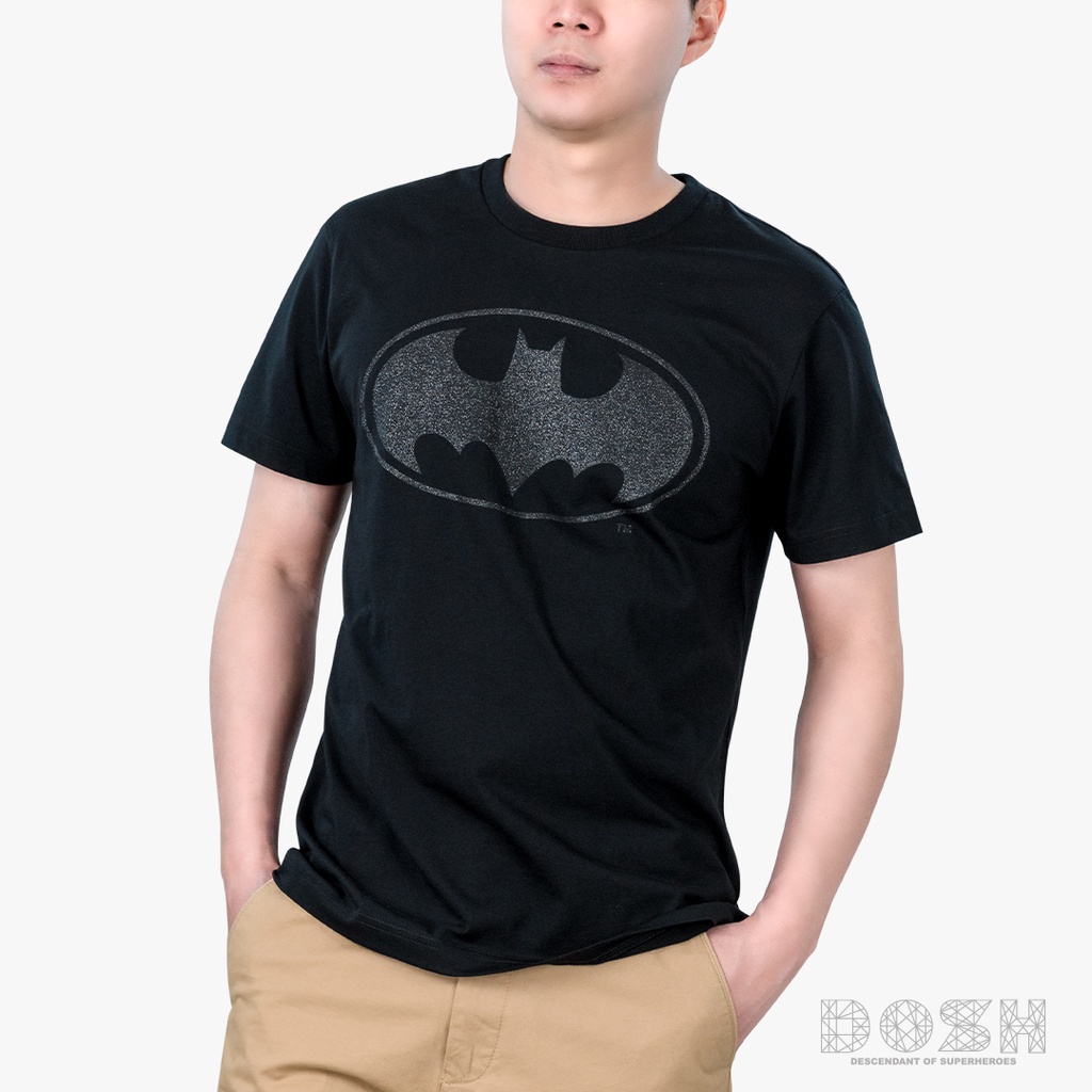 DOSH:MEN'S T-SHIRTSเสื้อยืด คอกลม แขนสั้นผู้ชาย สีดำ ลิขสิทธิ์พิมพ์ลายBATMAN รุ่น WRBMT5043-BL1
