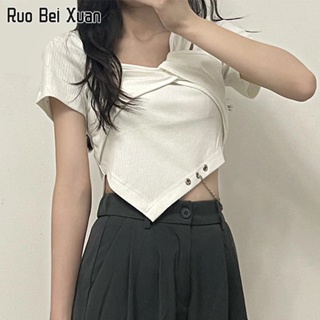 RUO BEI XUAN เสื้อยืดแขนสั้นผู้หญิง 2023 ใหม่แฟชั่นเกาหลีไม่สม่ำเสมอเสื้อครอป