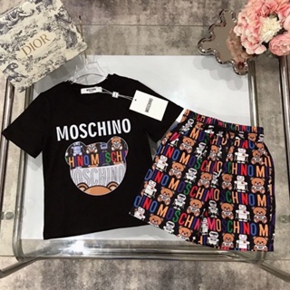 Moschino เสื้อยืดแขนสั้น พิมพ์ลายตัวอักษร และกางเกงขาสั้น แฟชั่นฤดูร้อน สําหรับเด็กผู้ชาย และเด็กผู้หญิง