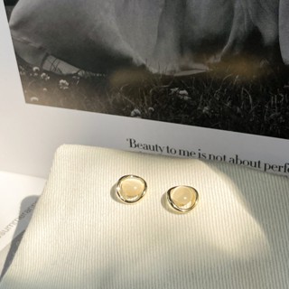 [Earring] LUNE Moon Stone : ต่างหูมูนสโตน สีทอง รูปร่างวงรีโค้ง มีเม็ดโอปอตรงกลาง