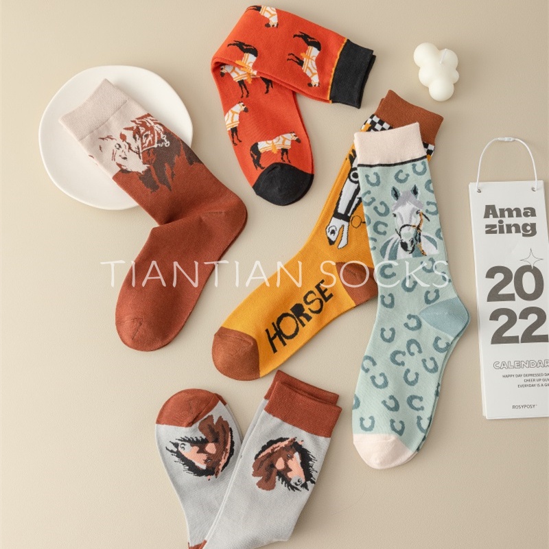 TIANTIAN T079 ถุงเท้า ผ้าฝ้ายแท้ พิมพ์ลายการ์ตูนม้า สไตล์เรโทร เข้ากับทุกการแต่งกาย แฟชั่นคู่รัก สําหรับผู้หญิง 2023