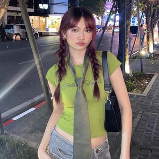 เสื้อยืดครอปท็อปลําลอง แขนสั้น พิมพ์ลายตัวอักษร แบบเรียบ เข้ารูป แฟชั่นฤดูร้อน สําหรับผู้หญิง