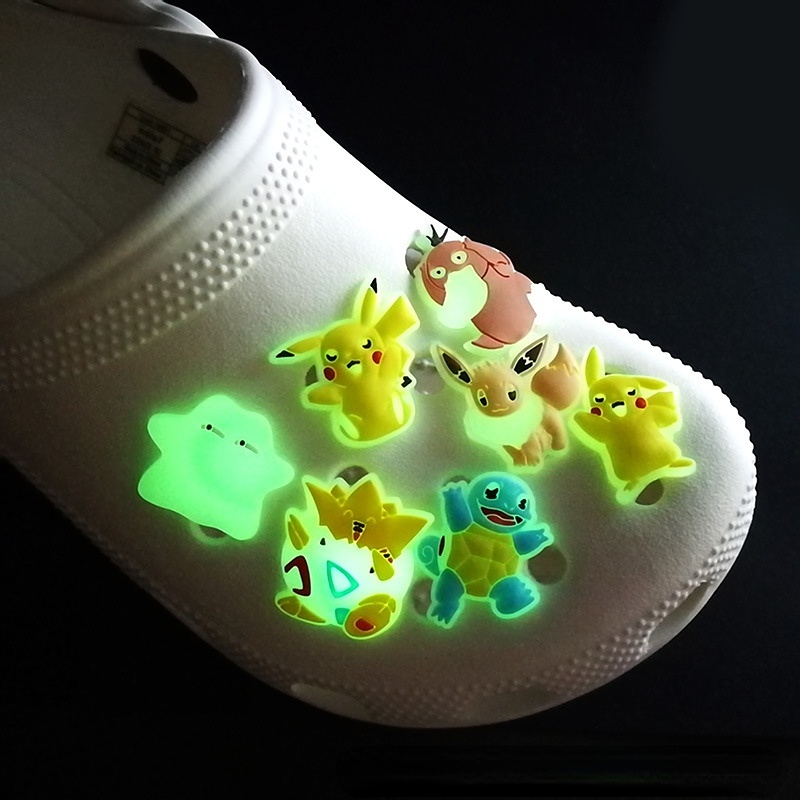 เรืองแสง Pikachu Charm รองเท้า Sapatos รองเท้าแตะตกแต่งของขวัญพิเศษอุปกรณ์เสริม Lalagyan รองเท้าอุปกรณ์เสริมปุ่ม DIY Selipar