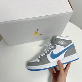 Xi230308 รองเท้าผ้าใบลําลอง รุ่น N8866k Air Jordan 1 Aj1 ข้อสูง สีเทาควัน สีฟ้า เหมาะกับการเล่นบาสเก็ตบอร์ด แฟชั่นฤดูใบไม้ผลิ สําหรับผู้ชาย และผู้หญิง