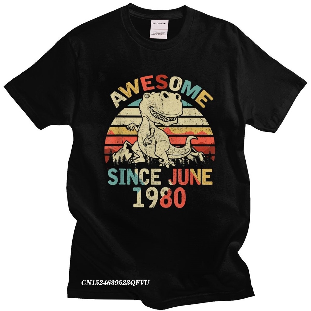 เสื้อยืดผ้าฝ้ายพิมพ์ลายเสื้อยืดลําลอง แขนสั้น ลายไดโนเสาร์ 40Th Since June 1980 ขนาดใหญ่ สีขาว สไตล์วินเทจ สําหรับว_01
