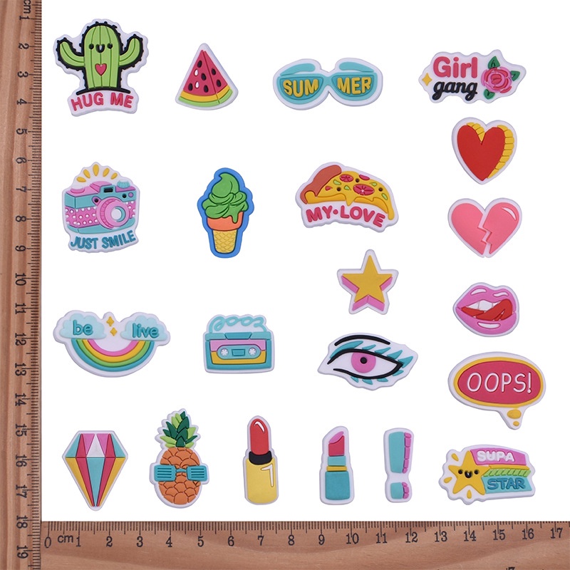 Jibbitz จิ๊บบิท อุปกรณ์ตกแต่งรองเท้า ชุดเซต Charms ตัวการ์ตูนน่ารัก ลายหลากหลาย แบบหัวเข็มขัด/มีรู