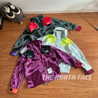 เสื้อแจ็กเก็ต มีฮู้ด ปักลายโลโก้ TNF x KAWS 1986 2023 JVCN