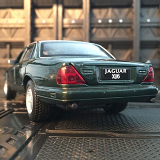 [Boxed] โมเดลรถยนต์จําลอง Jaguar XJ6 1: 32 ของเล่นสําหรับเด็ก