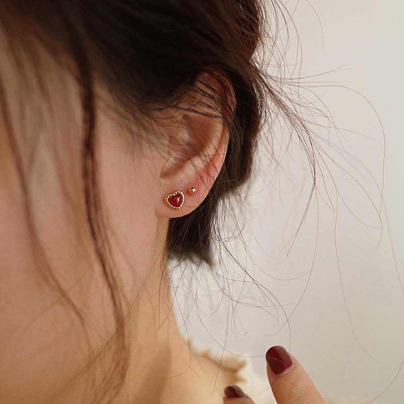 เครื่องประดับ ต่างหูสตั๊ด เหล็กไทเทเนียม รูปหัวใจน่ารัก ประดับคริสตัลทับทิม สีทอง แฟชั่นสําหรับผู้หญิง
