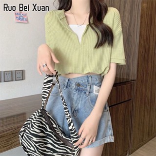 RUO BEI XAUN เสื้อยืดครอปคอวีแฟชั่นเกาหลีใหม่สำหรับผู้หญิง