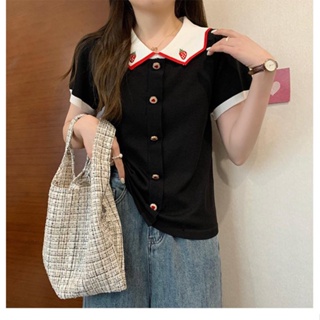 (พร้อมส่ง/ใหม่)#17009เสื้อยืดโปโลแขนสั้นผู้หญิงลายปักสตรอเบอร์รี่ฤดูร้อนแฟชั่น 2023สไตล์เกาหลี