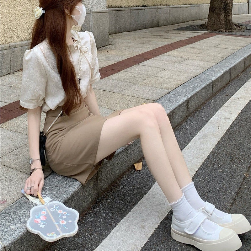 【เซต2ชิ้น】ชุดเซตสไตล์เกาหลี✨แขนสั้น เสื้อเชิ้ตฝรั่งเศส+กระโปรงสีกากี สไตล์ย้อนยุค✨ใส่ไปปาร์ตี้ได้ S-XL ราคา ถูกที่สุด ดีลบีเคเค แกลเลอรีภาพที่ 4