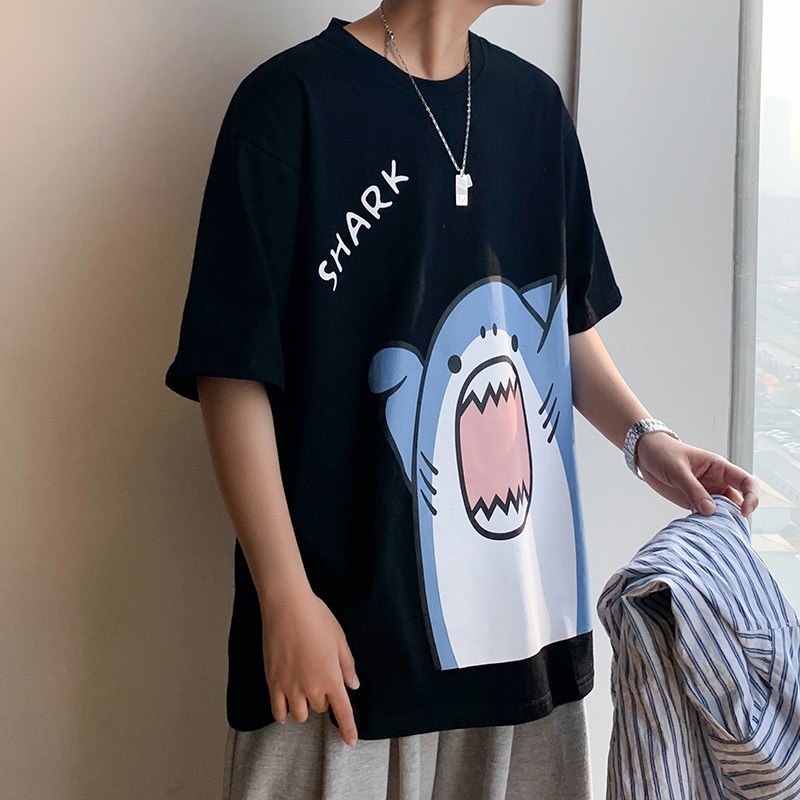 เสื้อยืดแขนสั้น พิมพ์ลายการ์ตูนปลาฉลาม ทรงหลวม ขนาดใหญ่ แฟชั่นฤดูร้อน สําหรับผู้ชาย ไซซ์ M-8XL