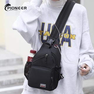 Pioneer Mens Bag กระเป๋าคาดหน้าอกแบบสบาย ๆไม่จำกัดเพศกระเป๋าสะพายข้างดำขาวแฟชั่นสไตล์เกาหลีแนวสปอร์ตเรียบง่ายโพลีเอสเตอร์ออกซ์ฟอร์ดความจุขนาดใหญ่และน้ำหนักเบา