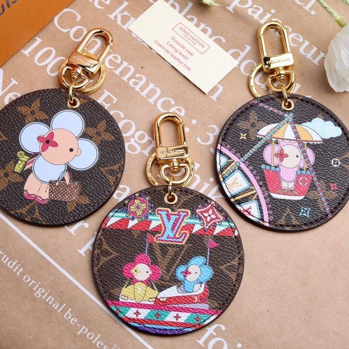 Lv สุทธิสีแดงพวงกุญแจระเบิดรุ ่ นกุญแจรถแขวนหัวเข ็ มขัดสายตายาวดวงอาทิตย ์ ดอกไม ้ หญิงน ่ ารักแขวนโซ ่ รอบการ ์ ด C