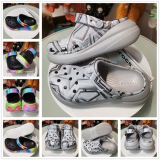 Crocs รองเท้าแตะลําลอง กันลื่น ระบายอากาศ เหมาะกับเดินชายหาดกลางแจ้ง สําหรับสตรี【208121】