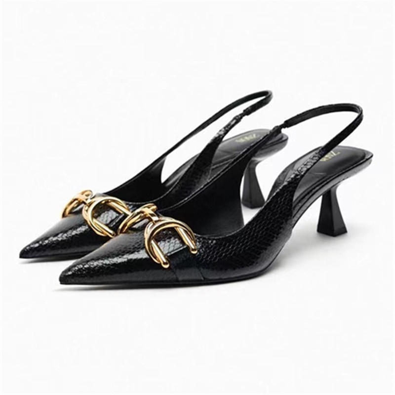 [พร้อม คลังสินค้า] 2025 รองเท้าผู้หญิงใหม่หัวเข็มขัดโลหะสีดําตกแต่งส้นสูงแหลมเป่าโถวกลับรองเท้าแตะที่ว่างเปล่า