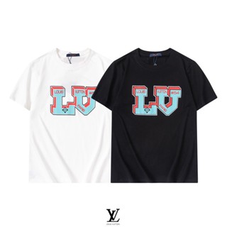 [S-5XL] เสื้อยืดแขนสั้น ผ้าฝ้าย พิมพ์ลายตัวอักษร L&amp;v พลัสไซซ์ สําหรับผู้ชาย และผู้หญิง