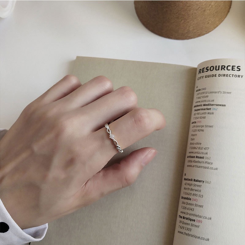 แหวนหมั้นแต่งงาน เหล็กไทเทเนียม รูปใบโคลเวอร์สี่แฉก ประดับเพชรคริสตัล สีเงิน สีทอง ปรับขนาดได้ เรียบง่าย สไตล์เกาหลี สําหรับผู้หญิง - รูปที่ 2