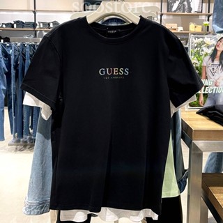 Guess เสื้อยืดแขนสั้น ผ้าฝ้าย พิมพ์ลายโลโก้นูน แต่งกลิตเตอร์ ไล่โทนสี สําหรับผู้ชาย และผู้หญิง มี 4 สี