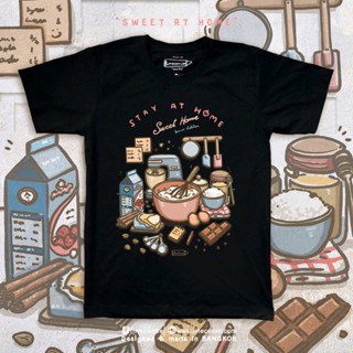 เสื้อยืดคอกลม เสื้อยืดผ้าฝ้าย ราคาส่ง ราคาStay at Home " SWEET HOME " T-shirt Black Ver. เสื้อยืด สีดำ premium cotton ลา