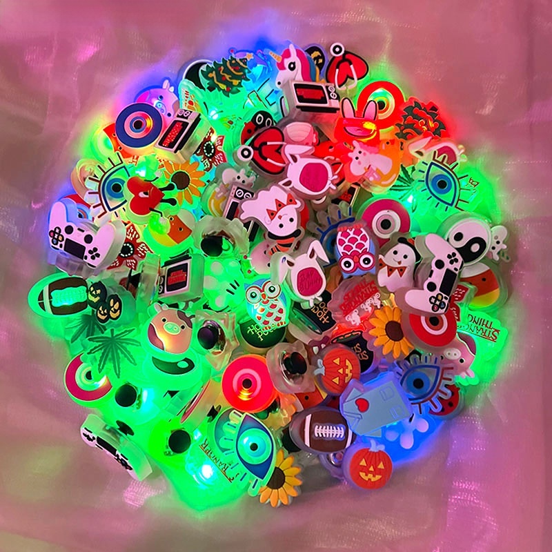 น่ารัก Glow In The Dark jigts เกมคอนโซลรองเท้าแตะ Jibbits Evil Eye Snoopy Jibits รองเท้าแตะks สําหรับเด็กรองเท้าอุปกรณ์เสริม Skull รองเท้า Charms Pins ตกแต่ง