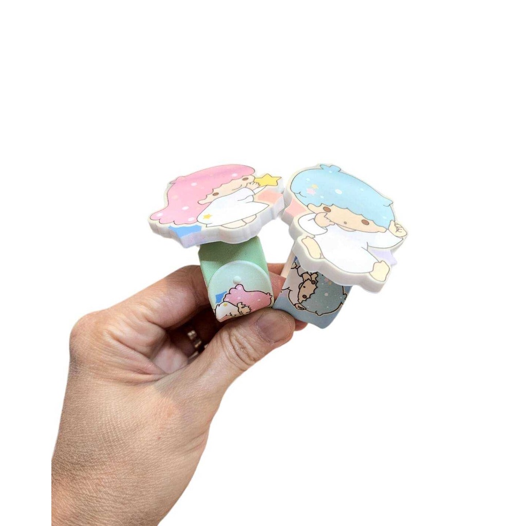 นาฬิกาข้อมือ Sanrio  มีทั้งหมด 7 ลาย สีสันสดใส ตัวสายมีลาย กดที่ตัวการ์ตูน จะแสดงได้ทั้ง เวลา และ วันที่กับเดือน