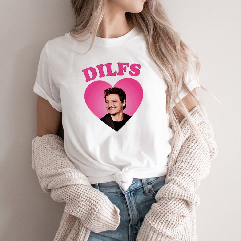 DILFS Pedro Pascal เสื้อยืด Pedro Pascal I Love DILFS เสื้อยืด Unisex แขนสั้น Graphic Tee ผู้หญิงสบา