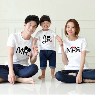 เสื้อยืดแขนสั้นลําลอง พิมพ์ลายการ์ตูนอนิเมะ Mr Mrs And Jr Matching Family Wear สําหรับผู้ชาย และผู้หญิง