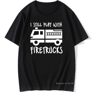 Lyzh เสื้อยืด พิมพ์ลาย Firefighter I Still Play with Firetrucks สุดเท่ ออกแบบดี สําหรับนอนหลับ