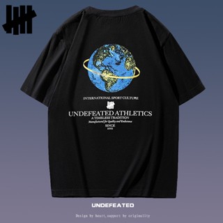 เสื้อยืดแขนสั้นลําลอง คอกลม พิมพ์ลายตัวอักษรโลก UNDEFEATED ทรงหลวม อเนกประสงค์ สําหรับผู้ชาย และผู้หญิง