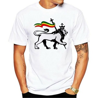 เสื้อยืด พิมพ์ลายการ์ตูนสิงโต Judah Carrying Rastafari Flag Artwork Rasta สีขาว สําหรับผู้ชาย และผู้หญิงS-5XL