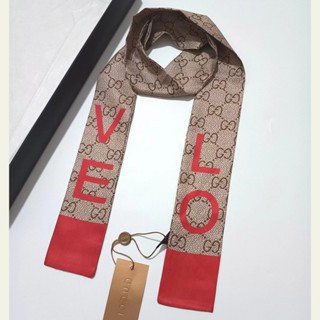 GUCCI ผ้าพันคอ ผ้าเรยอน พิมพ์ลายตัวอักษร LOVE ขนาดเล็ก เหมาะกับของขวัญวันวาเลนไทน์ สําหรับผู้หญิง