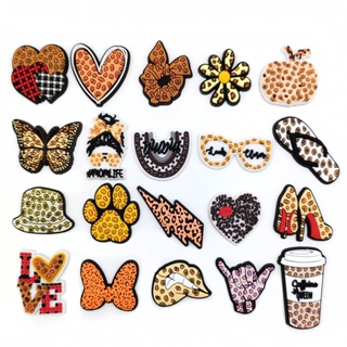 จี้รูปอุ้งเท้าผีเสื้อน่ารัก สําหรับแว่นตา Crocs Heart Jibbits Charm Leopard Print Flower Jibitz Crocks Kids Shoes Accessories Shoe Charms Pins Decoration