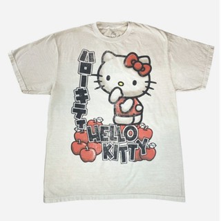 [S-5XL]Sanrio - เสื้อยืดลายแอปเปิ้ล Hello Kitty - Crunchyroll เสื้อผ้าคู่รักชายหญิง