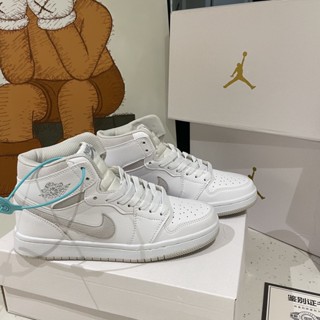 Xi230308 สินค้าขายดี N8866k Air Jordan 1 Aj1 รองเท้าผ้าใบลําลอง ข้อสูง สีขาว สีเทา สําหรับผู้ชาย ผู้หญิง เหมาะกับการเล่นบาสเก็ตบอล