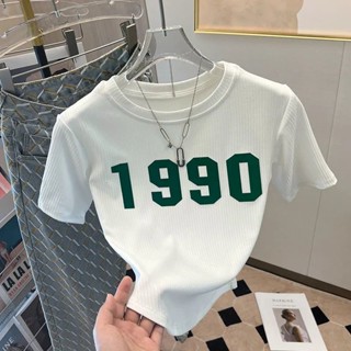 ใหม่ เสื้อยืดแขนสั้น พิมพ์ลายตัวอักษร 1990 ทรงหลวม สีขาว แฟชั่นสําหรับผู้หญิง