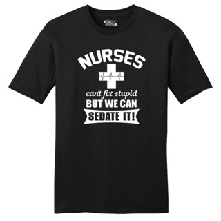 เสื้อยืดแขนสั้นเสื้อยืด แบบนิ่ม พิมพ์ลาย Nurses CanT Fix Stupid Sedate It สําหรับผู้ชายS-5XL