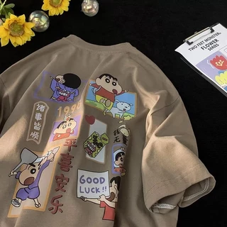 【ไซซ์ M-5XL】เสื้อยืด ทรงหลวม พิมพ์ลายตัวอักษร ดินสอสี Shinshin พิมพ์การ์ตูนอะนิเมะ สไตล์เกาหลี พลัสไซซ์ แฟชั่น สําหรับผู้ชาย