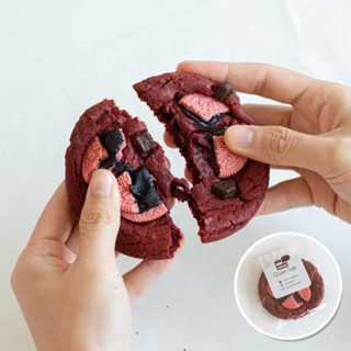 (ใส่โค้ด 4JJWFLUB ลด 45-.) Jumbo Cookies รส Red Velvet และตกแต่งด้วย Chocolate Chunk กับโอรีโอ้ Black Pink