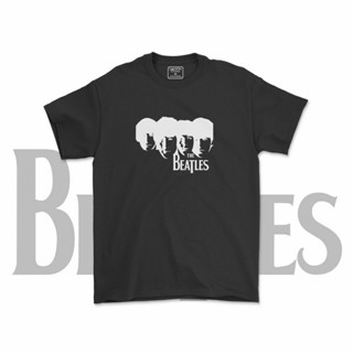 [S-5XL]ผ้าฝ้ายแท้เสื้อเชิ้ต ลายวง The Beatles สีดํา สําหรับผู้ชาย และผู้หญิง V1S-4XL