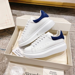 Alexander McQueen รองเท้ากีฬา อัพเกรด หนังนิ่ม สีน้ําเงินเข้ม คลาสสิก ทนทาน แฟชั่นสําหรับผู้หญิง ผู้ชาย